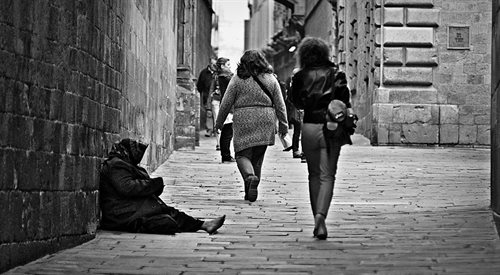 Według danych GUS z 2015 roku 2,8 mln Polaków żyje w skrajnej biedzie
