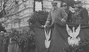 Obchody rocznicy wyzwolenia. Marszałek Józef Piłsudski na trybunie. Za Marszałkiem po lewej stronie stoi Adam Sokołowski. Widoczni od prawej: Mieczysław Lapecki i Kazimierz Busler. Wilno, 20.04.1933