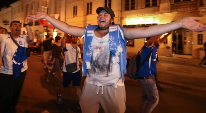 Greccy kibice fetują w centrum Warszawy okonanie Rosji w meczu Grupy A EURO 2012