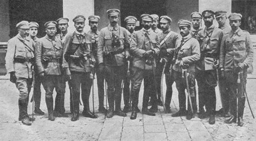 Pułkownik Józef Piłsudski ze swoim sztabem przed Pałacem Gubernialnym w Kielcach w 1914, foto: Ilustrowany Kurier Wojennywikipediadp