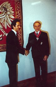 Ambasador III RP w Niemczech Janusz Reiter dekoruje Tadeusza Nowakowskiego Krzyżem Komandorskim z Gwiazdą Orderu Odrodzenia Polski. Monachium, 1991