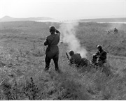 Żołnierze podczas ćwiczeń na poligonie w Wielkiej Brytanii - strzelanie z moździerza, 1942-1944