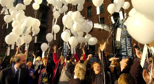Liverpool, 8 grudnia 2005. Fani Johna Lennona wypuścili w powietrze setki białych balonów w portowych dokach jego rodzinnego miasta. Uczcili w ten sposób pamięć artysty w 25. rocznicę jego śmierci