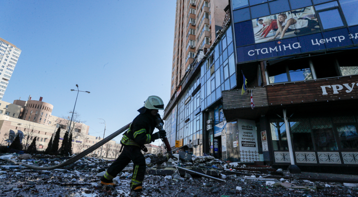 Ukraińscy strażacy walczą z pożarem wieżowca w Kijowie , który został ostrzelany 26 lutego 2022 roku
