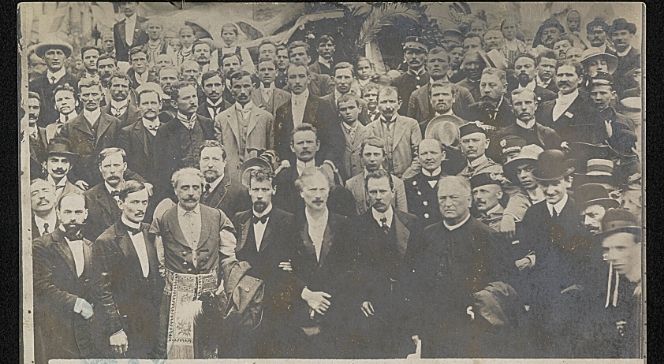 Komitet Budowy, Ignacy Paderewski (pierwszy rząd, sam środek) i Antoni Wiwulski (stoi po prawej stronie Paderewskiego) pozują do zdjęcia podczas uroczystego odsłonięcia Pomnik Grunwaldzkiego. Źródło: Polona/Domena publiczna
