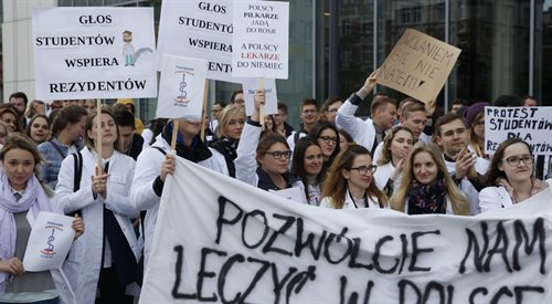 Protest studentów medycyny wspierający strajk lekarzy rezydentów