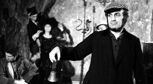 27 kwietnia mija 20 lat od śmierci Piotra Skrzyneckiego. Na zdj. z 1964 roku artysta zapowiada nowy program Piwnicy pod Baranami