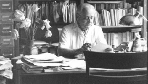 Redaktor Jerzy Giedroyc w swoim gabinecie w Maisons-Lafitte.