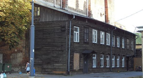 Dom wielorodzinny - oficyna, datowana na ok.1900r. na Pradze północ (Szmulki). Budynek został wpisany do rejestru zabytków.
