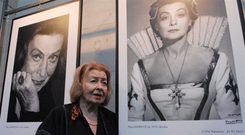 Aktorka Nina Andrycz przy swoich portretach autorstwa Czesława Czaplińskiego (L) i Benedykta Jerzego Dorysa (P) podczas wernisażu wystawy fotograficznej Artyści. Portrety ostatniego stulecia.