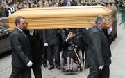 Żona zmarłego - Zofia Bartoszewska przed mszą żałobną w Bazylice Archikatedralnej św. Jana Chrzciciela w Warszawie