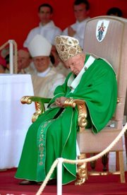 Papież Jan Paweł II podczas mszy świętej na krakowskich Błoniach. Kraków, 18.08.2002