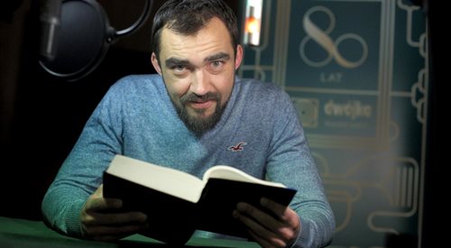 Marcin Przybylski podczas lektury książki w Teatrze Polskiego Radia
