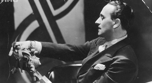 Mistrz fryzjerski Antoni Antoine Cierplikowski w swojej pracowni tworzy fryzurę dla jednej z gwiazd.1933