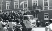 Robotnicy jeździli ciężarówkami od zakładu do zakładu, informowali innych robotników o strajku. Radom, 25 czerwca 1976 