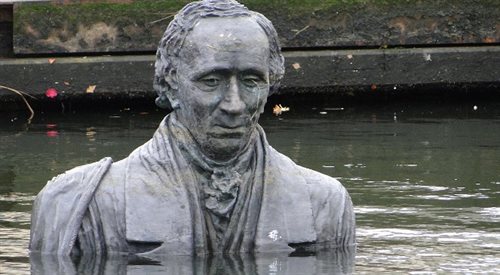Hans Christian Andersen urodził się w najbiedniejszej dzielnicy Odense jako syn szewca Hansa Andersena i niepiśmiennej praczki Anne Marie (na zdjęciu rzeźba pisarza w wodach przybrzeżnych Odense)