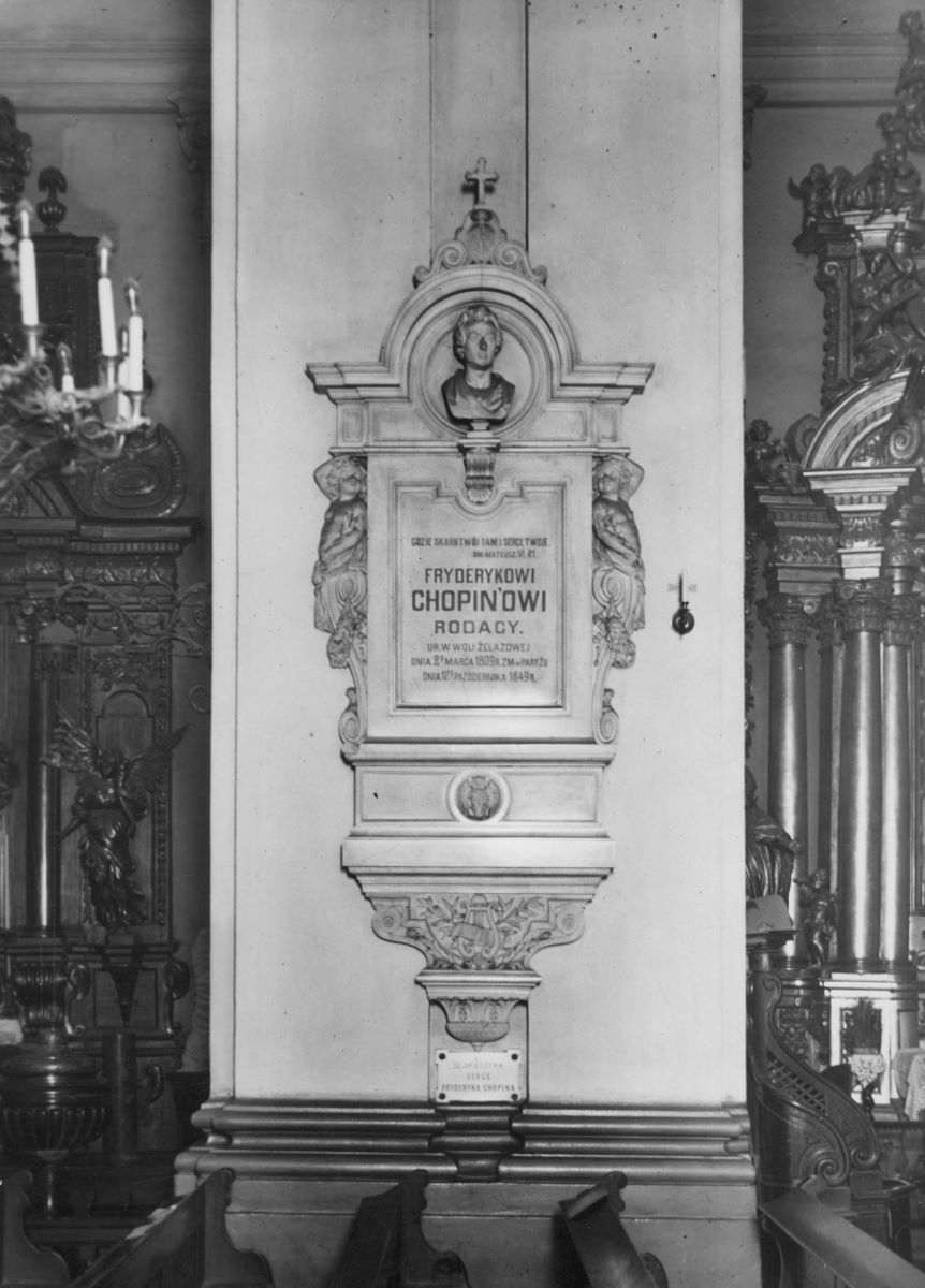 Widok wnętrza kościoła św. Krzyża w Warszawie. Epitafium z sercem Fryderyka Chopina. Źródło: NAC/Domena publiczna
   