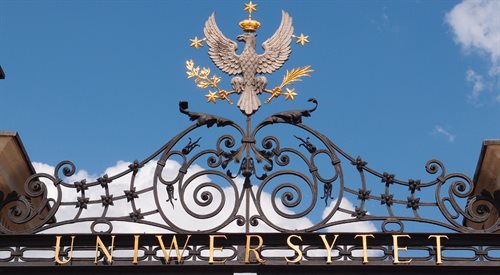 Herb Uniwersytetu Warszawskiego nad bramą główną uczelni przy Krakowskim Przedmieściu