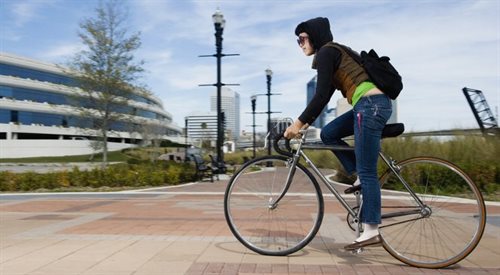 Rower, jako środek transportu, świetnie sprawdza się w mieście. Jednak nie każdy rowerzysta wie, jak bezpiecznie poruszać się w przestrzeni miejskiej