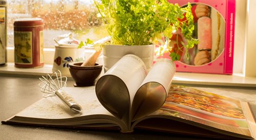 Książki kucharskie i inne publikacje kulinarne ucieszą nie tylko podniebienia
