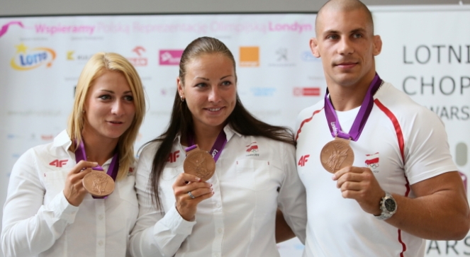 Polscy medaliści olimpijscy, kajakarki Karolina Naja (L) i Beata Mikołajczyk (C) oraz zapaśnik Damian Janikowski (P), po powrocie z igrzysk olimpijskich w Londynie
