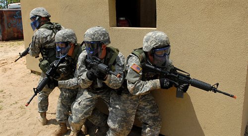 Mężczyźni walczący w trybie ASG, czyli symulacja prawdziwej wojny
