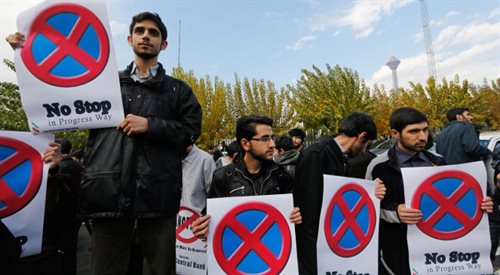 Irańscy studenci pod elektrownią atomową w Teheranie protestują przeciw ograniczeniom programu nuklearnego Iranu