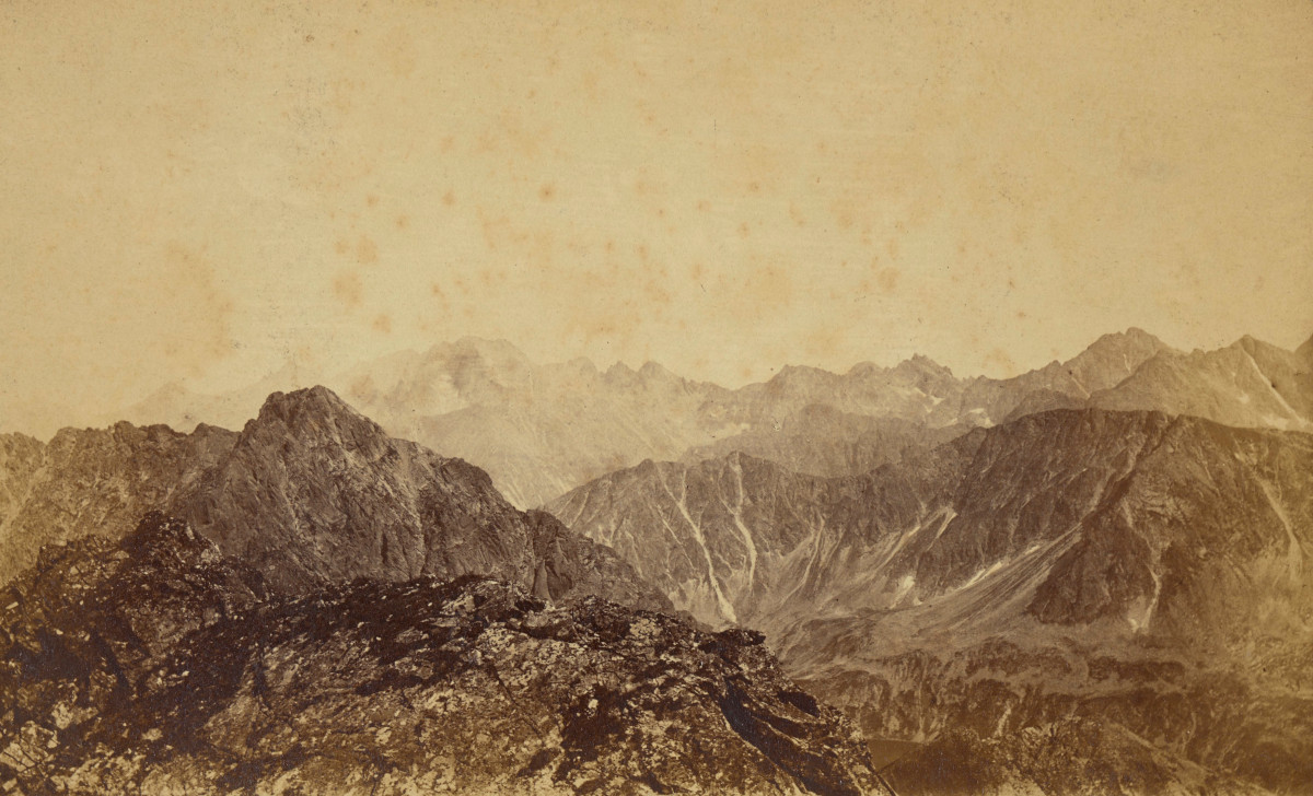 Widok ze szczytu Świnicy na Wschodnie Tatry, przed 1873 r. Fot. Awit Szubert/Polona
