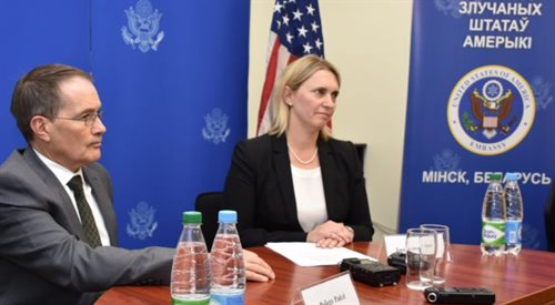 Zastępczyni asystent sekretarza stanu USA ds. Europy i Eurazji, Bridget Brink i szef misji dyplomatycznej USA w Mińsku, Robert Riley