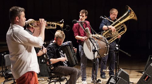Wśród artystów 7. Festiwalu Nowej Muzyki Żydowskiej znalazła się m.in. Bum Bum Orkestar (na zdjęciu występ zespołu podczas Nowa Tradycja 2015)
