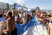 Kibice Argentyny na Copacabanie w Rio de Janeiro
