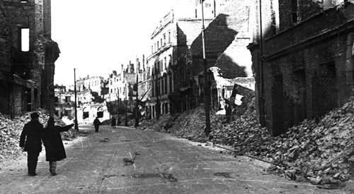 Zrujnowana ulica w Warszawie w 1945 roku