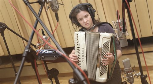 Gabriela Mościcka w studiu Polskiego Radia podczas nagrywania drugiej płyty Warszawskiej Orkiestry Sentymentalnej