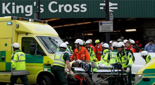 Ratownicy wiozą do karetki pogotowia jedną z ofiar wybuchu w tunelu w pobliżu stacji metra King Cross w Londynie, 7 lipca 2005