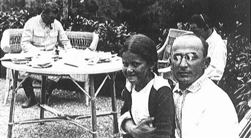 Beria ze Swietłaną Alliłujewą, córką siedzącego z tyłu Stalina