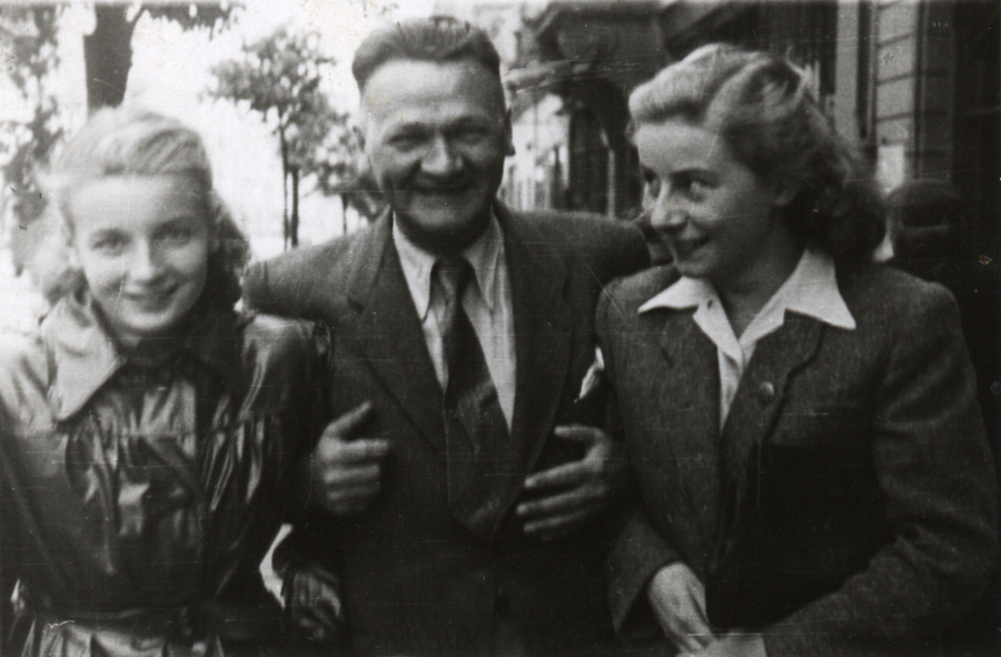 Łódź, rok 1946. Władysław Broniewski z córką Anką (po prawej) oraz córką Marii Zarębińskiej Majką, którą poeta adoptował po śmierci aktorki