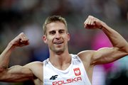 Marcin Lewandowski pręży muskuły przed finałem w biegu na 1500 metrów