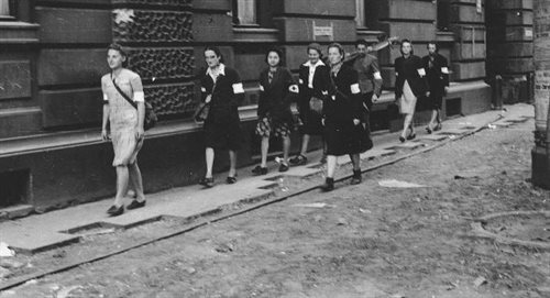 Patrol sanitarny Wojskowej Służby Kobiet podczas Powstania Warszawskiego