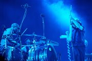 Jack White z zespołem podczas występu na Open'er Festival 2014
