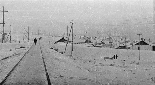 Dymiące kominy elektrowni (TEC-1). Obóz w Workucie, 1955-1957