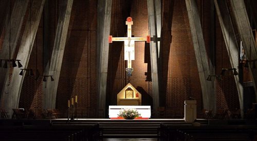 Wnętrze kościoła św. Dominika w Warszawie z krucyfiksem Jerzego Nowosielskiego