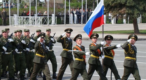 Rosyjscy żołnierze podczas parady w Samarze (zdjęcie ilustracyjne)