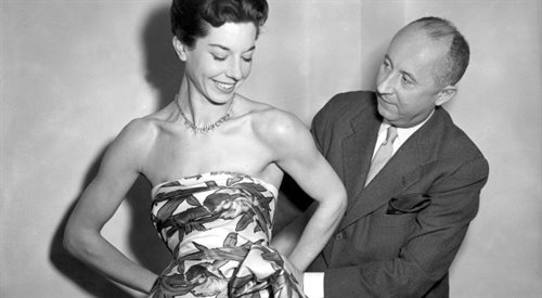 Christian Dior i jego modelka Dorothy Emms w Londynie, lata 50.