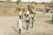 Noszenie wody jest zadaniem kobiet i dzieci. Sudan Południowy. 