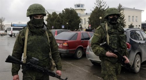 Zamaskowani uzbrojeni mężczyźni w Symferopolu