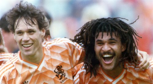 Marco van Basten i Ruud Gullit z reprezentacji Holandii cieszą się w finale Euro 1988 w starciu z ZSRR