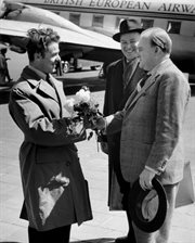 Wizyta por. Franciszka Jareckiego (w 1953 uciekł MIG-15 ze Słupska na wyspę Bornholm) w Rozgłośni Polskiej RWE. Powitanie na lotnisku w Monachium. Od lewej: Franciszek Jarecki, Jan Nowak-Jeziorański (w głębi)

