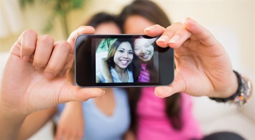 Robienie sobie selfie i wrzucanie ich na serwisy społecznościowe to współcześnie jedna z głównych metod lansowania się