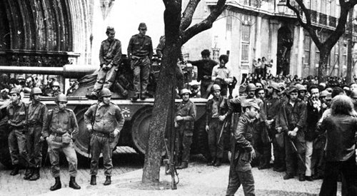 Rewolucja goździków. Żołnierze i cywile w Lizbonie, 25.04.1974 r.