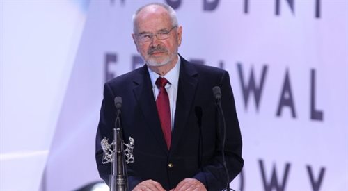 Laureat nagrody specjalnej Platynowe Lwy reżyser Sylwester Chęciński w trakcie gali finałowej 39. Festiwalu Filmowego